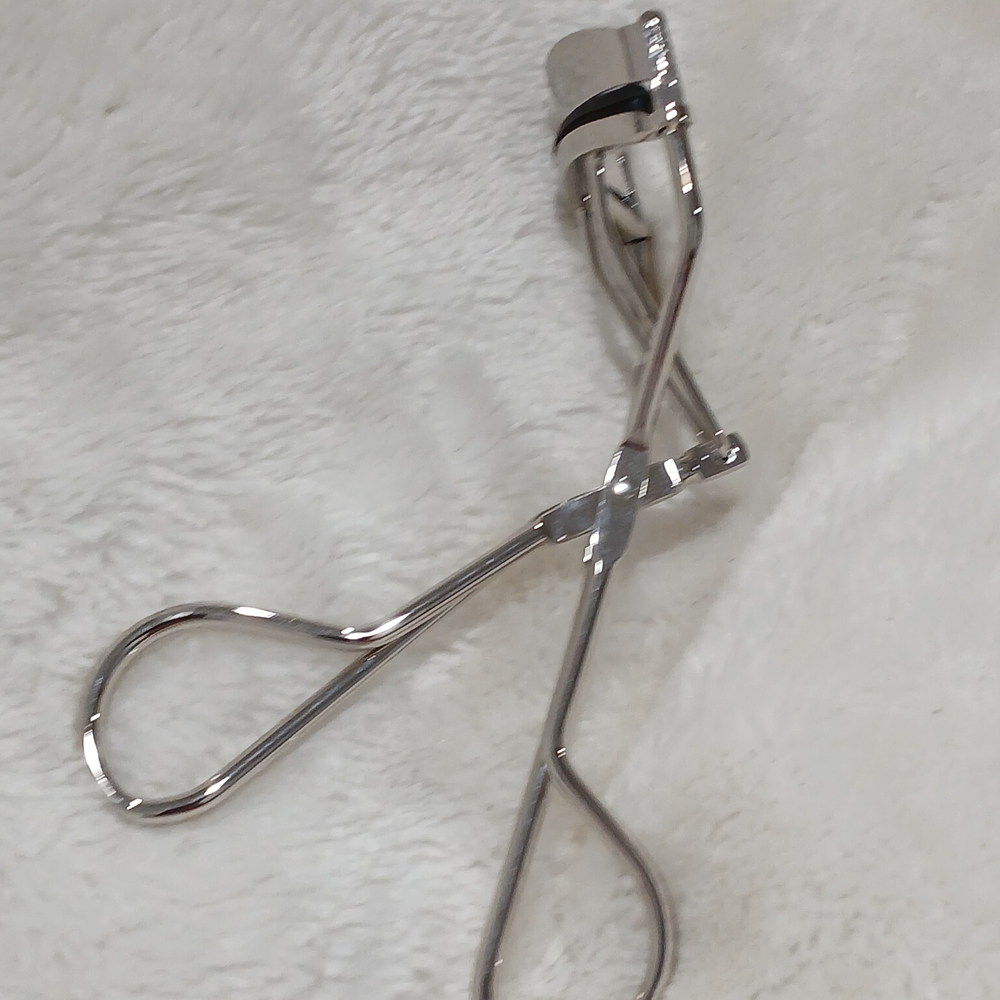 CHANEL Silver Eyelash Curler - Picture 2 of 4